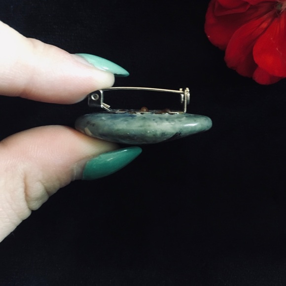 Handpainted hummingbird brooche! ✨ - Picture 3 of 3